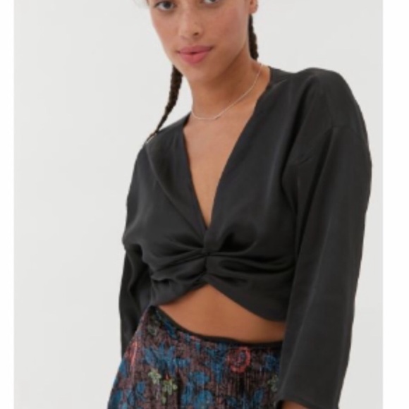 Nwt urban outfitters Nicole satin tie front crop top m - Picture 3 of 7